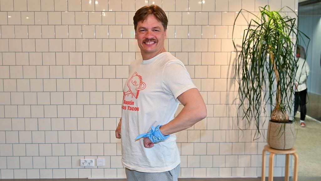 Helsingin Sanomien toimittaja Tuomas Peltomäki Amazing Race Suomi 2025 -ohjelman lehdistökuvassa Helsingissä.