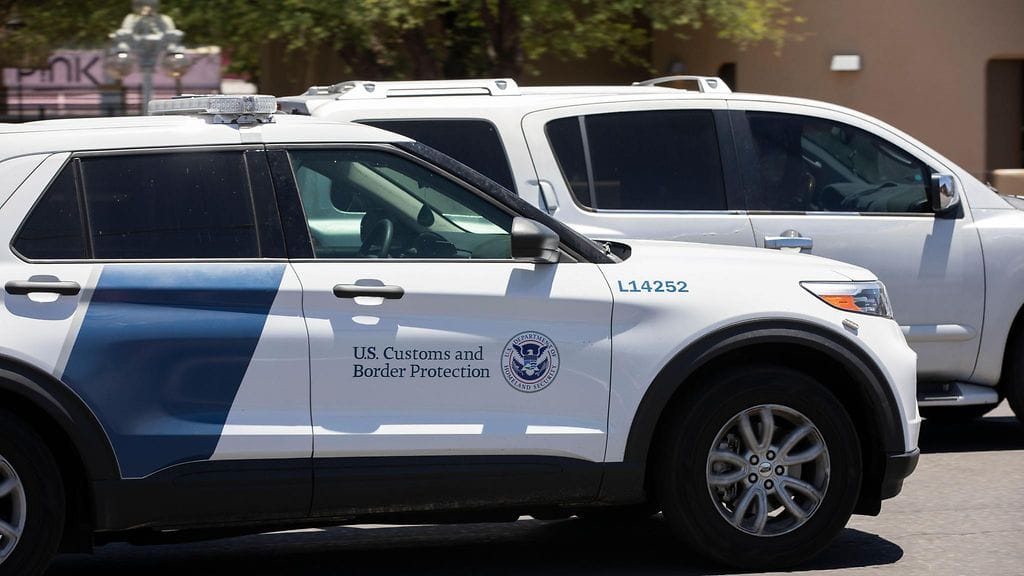 Kuvituskuvassa Yhdysvaltain rajavartioston autoja.