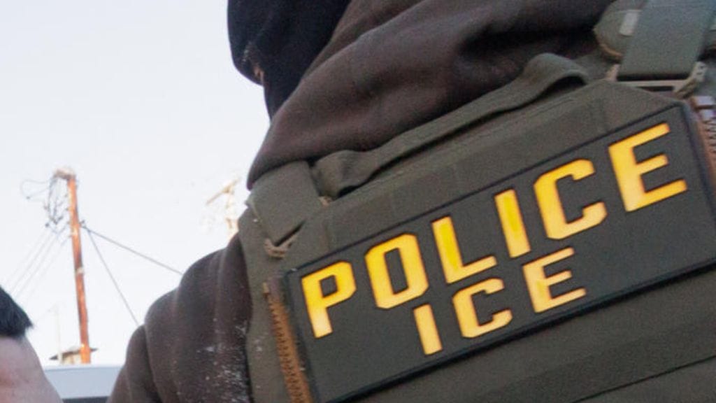 Karen väittää kuulleensa pidätyskeskuksen vartijoilta, että ICE:n agenteille maksettaisiin bonus aina, kun he pidättävät jonkun.