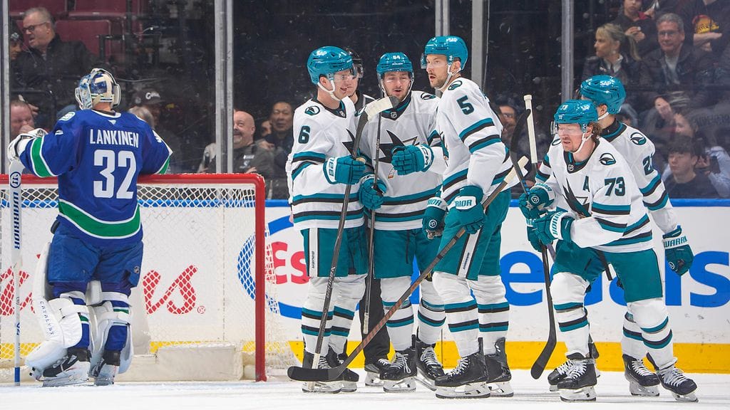 Vancouver Canucks -maalivahti Kevin Lankisen iltapuhde ei kestänyt kuutta minuuttiakaan San Jose Sharksia vastaan.