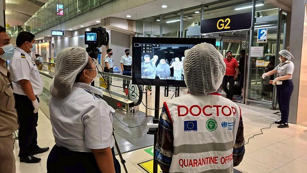 Terveysviranomaisia valmiuksissa testaamaan Länsi-Bengalin osavaltiosta Intiasta saapuvia matkustajia Suvarnabhumin lentokentällä Bangkokissa.