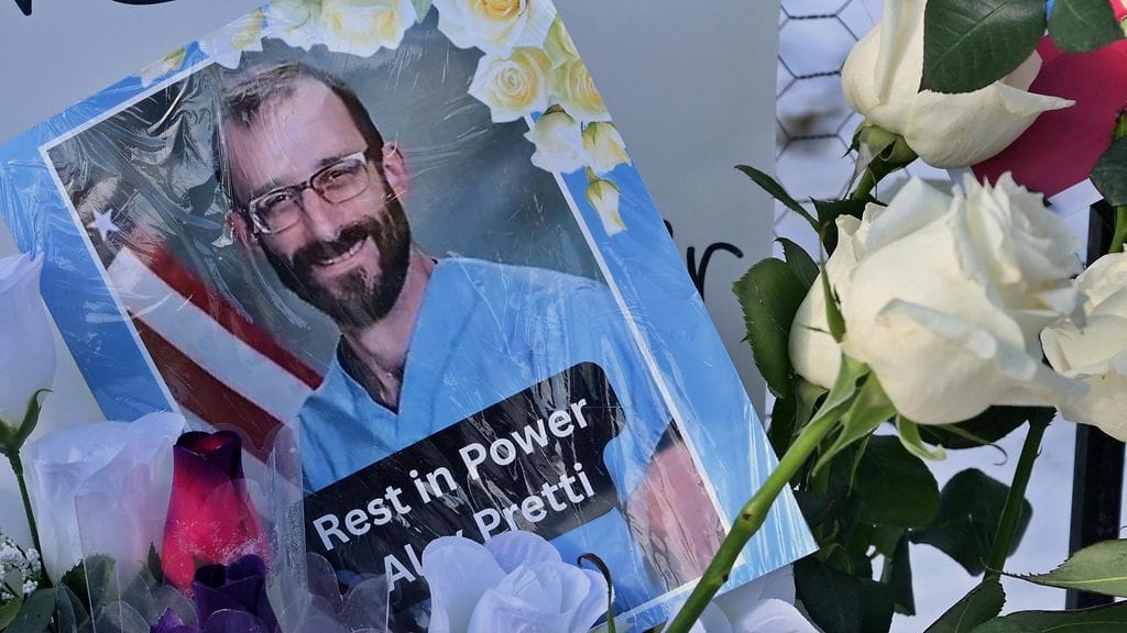 Alex Prettiä muistava kyltti kuvattuna tiistaina Minneapolisissa.
