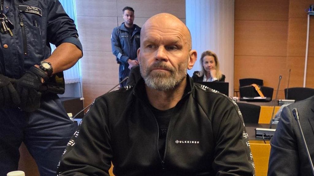 Oikeus katsoi Karalahden näytetyn ostaneen, pitäneen hallussaan ja käyttäneen 80 grammaa kokaiinia ja 300 grammaa amfetamiinia.