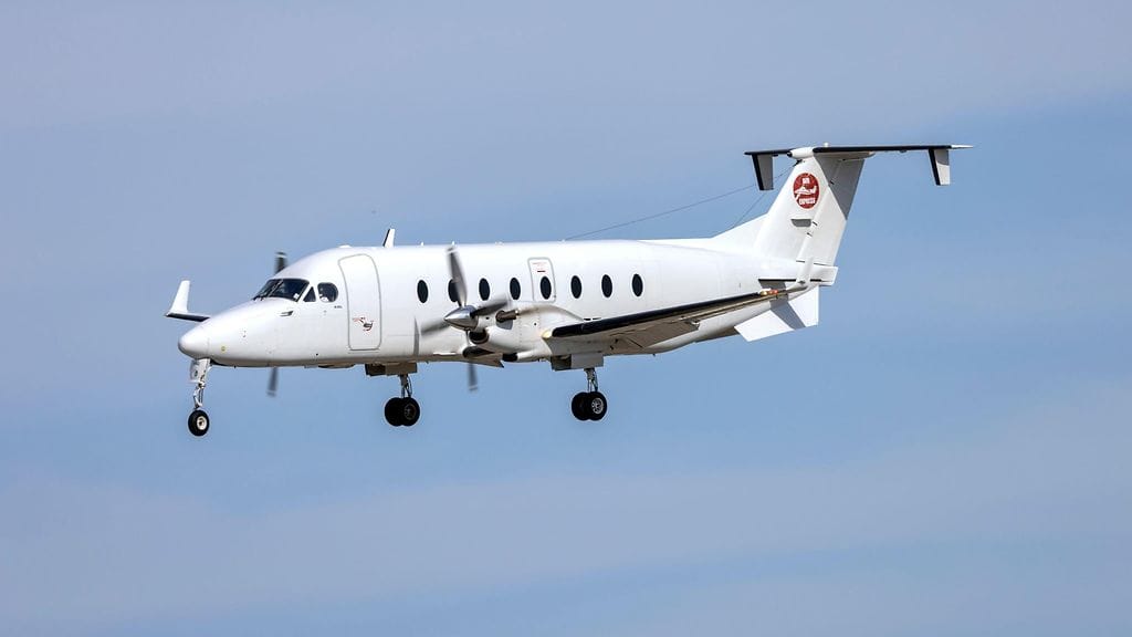 Kuvituskuvassa Air Express Algerian Beechcraft 1900D laskeutumassa kiitotielle.