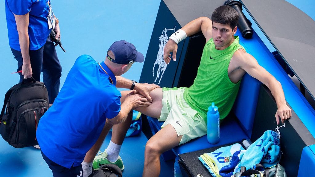 Carlos Alcaraz sai hoitoa oikeaan jalkaansa kolmannessa erässä.