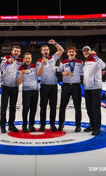 Rich Ruohonen (oik.) juhlimassa olympialaisiin suuntaavan joukkueen seurana.