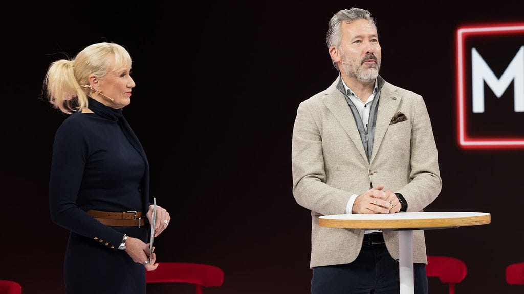 Median kesken -tilaisuuden juonsi uutisankkuri Ripsa Koskinen-Papunen, jonka kanssa kuvassa on MTV:n toimitusjohtaja Johannes Leppänen.