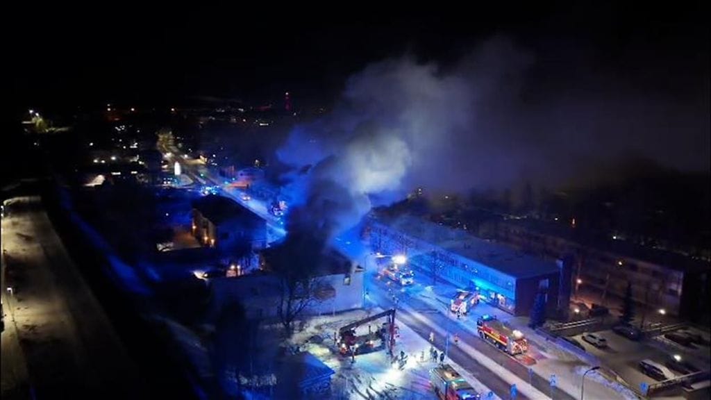 Palavasta talosta nousee suuri savupatsas.