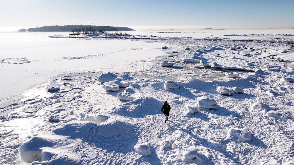 LK 31.1.2026 Kävelijä pakkassäässä Lauttasaaren Veijarivuorenpuistossa Helsingissä 30. tammikuuta 2026.