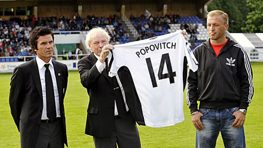 Seppo "Sedu" Koskinen sekä Haka-legendat Juhani Peltonen ja Valeri Popovitsh. Kuva: Pekka Sakki/LEHTIKUVA.