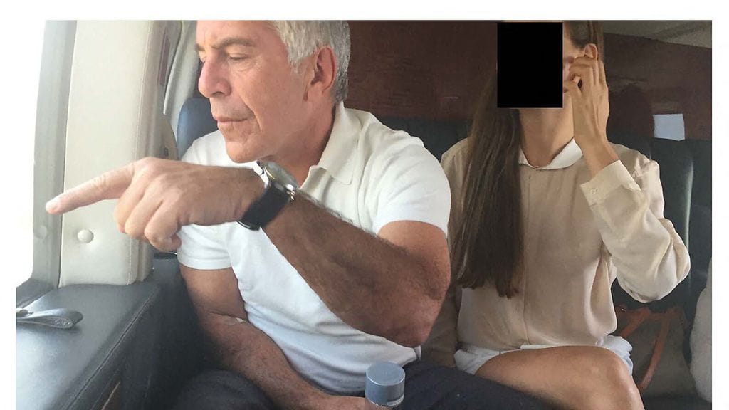 Jeffrey Epstein 18. joulukuuta 2025 julkaistussa päiväämättömässä ja paikantamattomassa kuvassa. Kuvan nainen ei liity uutiseen.