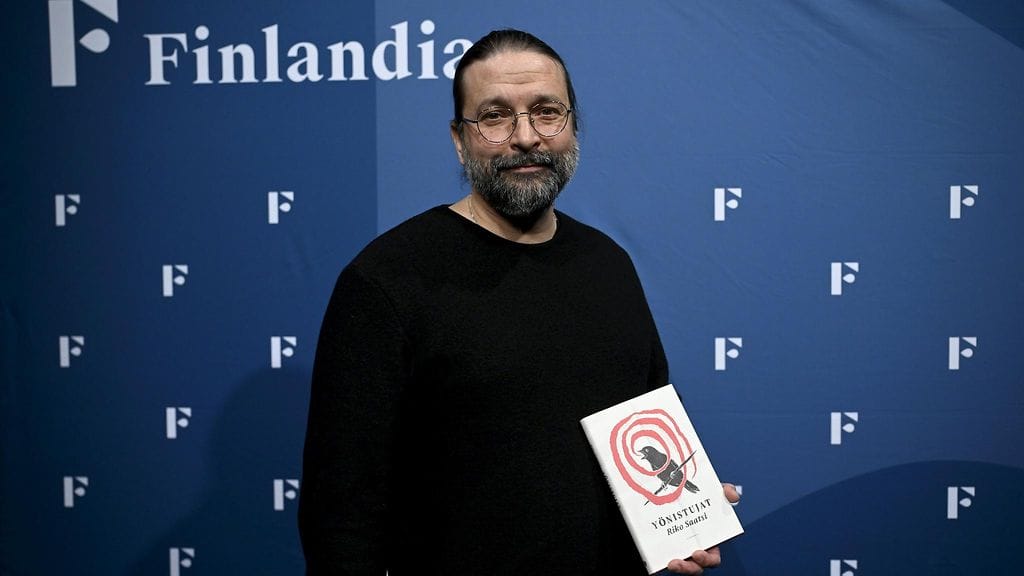 Kirjailija Riko Saatsi ja kirjansa Yönistujat kaunokirjallisuuden Finlandia-palkinnon ehdokaskirjojen julkistustilaisuudessa Helsingissä 6. marraskuuta 2025.