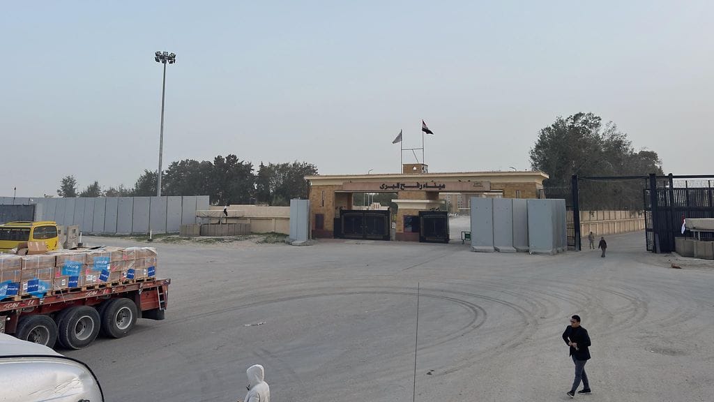 Humanitaarisen avun kuorma-autot odottavat Rafahin rajanylityspaikalla Egyptin ja Gazan alueen välillä Rafahissa, Egyptissä 28. tammikuuta.