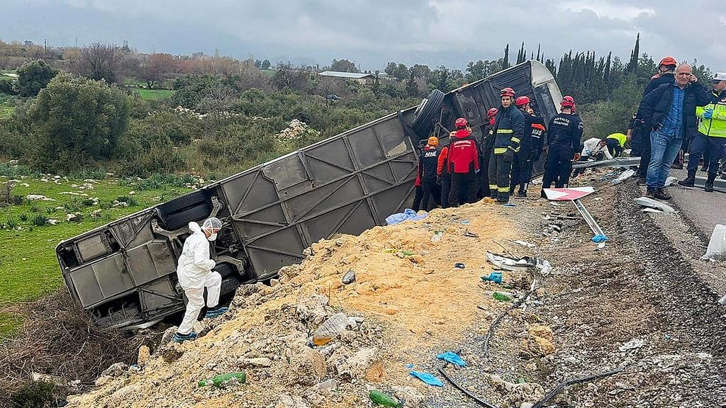 LK 1.2.2026 Turkkilaisen uutistoimiston DHA:n ottamassa ja julkaisemassa näkyy ensiapuviranomaisia työskentelemässä bussiturmapaikalla Antalyassa. 2