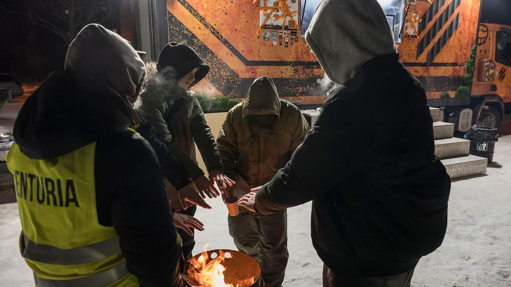 Kiovan asukkaat saivat lämpimiä aterioita ja lämmittelevät avotulella Ukrainan sotaveteraanien järjestämän liikkuvan keittiön lähellä Kiovassa, Ukrainassa, 30. tammikuuta 2026.