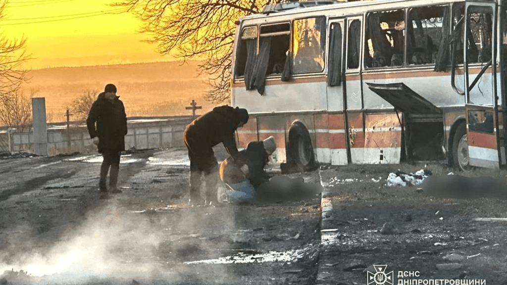 Ukrainalaisen DTEK-yhtiön julkaisema kuva bussista, johon yhtiö väittää Venäjän joukkojen tehneen iskun. Kuvan aitoutta ei ole vahvistettu.