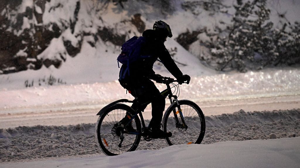 Kuvassa polkupyöräilijä lumisessa Helsingissä 7. tammikuuta.