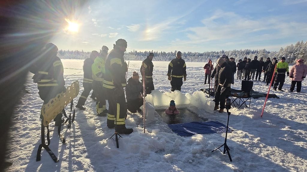 Paikalla Karhukorvenjärven jäällä oli sankka ihmisjoukko kannustamassa Mervi Koittolaa ennätyssuoritukseen.