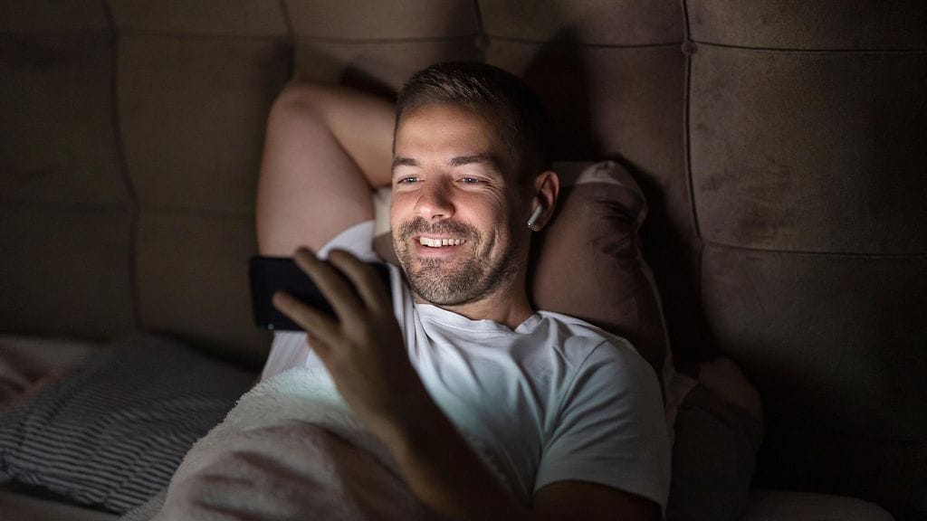 Iltavirkku saattaa käydä nukkumaan vasta reilusti puolen yön jälkeen. Kuvituskuva.