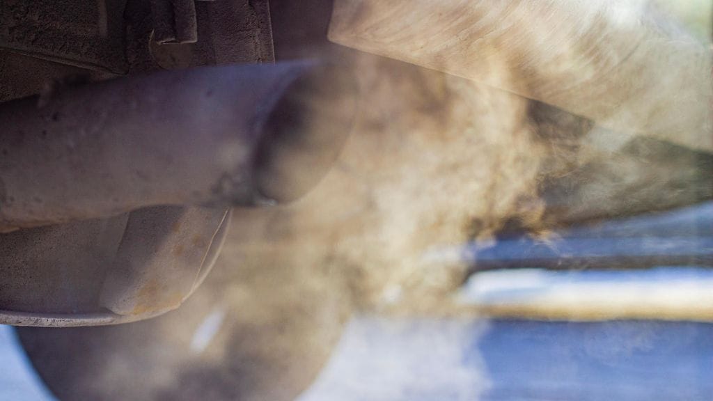 Poliisi ihmettelee kaupassa käyvien tapaa jättää auto tyhjäkäynnille. Kuvituskuva.