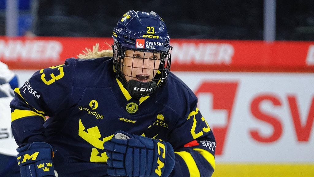 Ruotsin naisten jääkiekkomaajoukkueen Thea Johansson huomasi sänkyjen kovuuden.