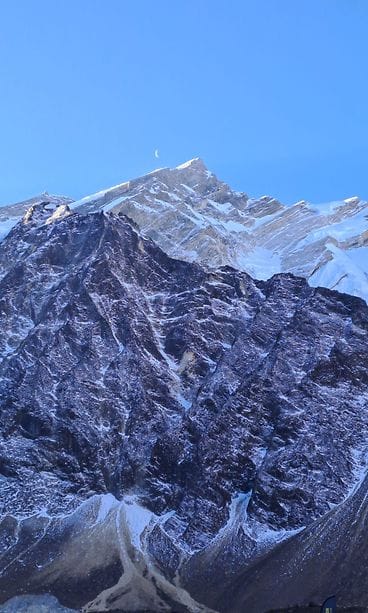 Paula Strengell vuorikiipeilemässä