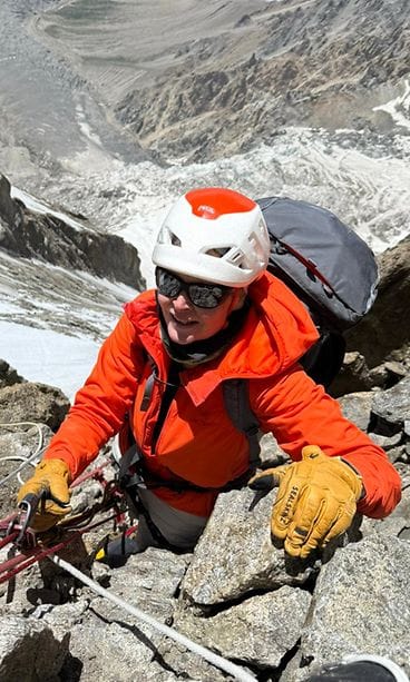 Paula Strengell vuorikiipeilemässä