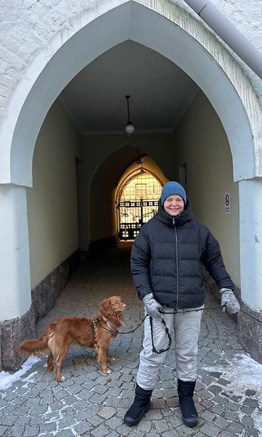 Paula Strengell koiransa kanssa