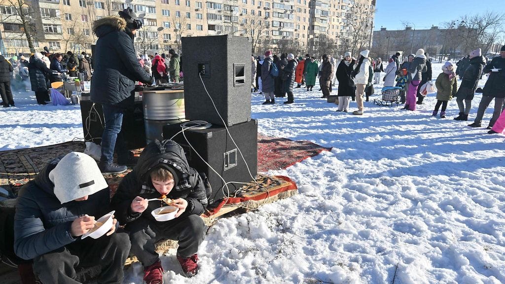 Lapset söivät keittoa ulkoilmajuhlissa Kiovassa maanantaina. Kuva ei liity uutisen pommi-iskuun.