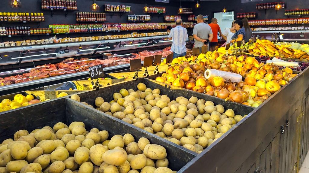 Kuvituskuvassa perunoita ja sipuleita venäläisessä ruokakaupassa vuonna 2024.