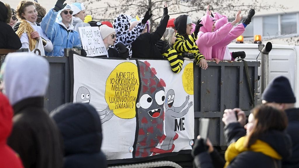 Kuvituskuvassa abiturientteja ja yleisöä lukioiden penkinpainajaisajelulla Vantaalla 10. helmikuuta 2022