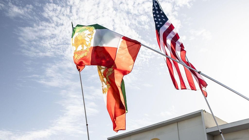 Yhdysvallat, muut länsimaat ja Israel epäilevät Iranin tavoittelevan ydinasetta. Iran on torjunut väitteet, mutta on jatkanut uraanin rikastamista ja hankaloittanut kansainvälisiä valvontatoimia.