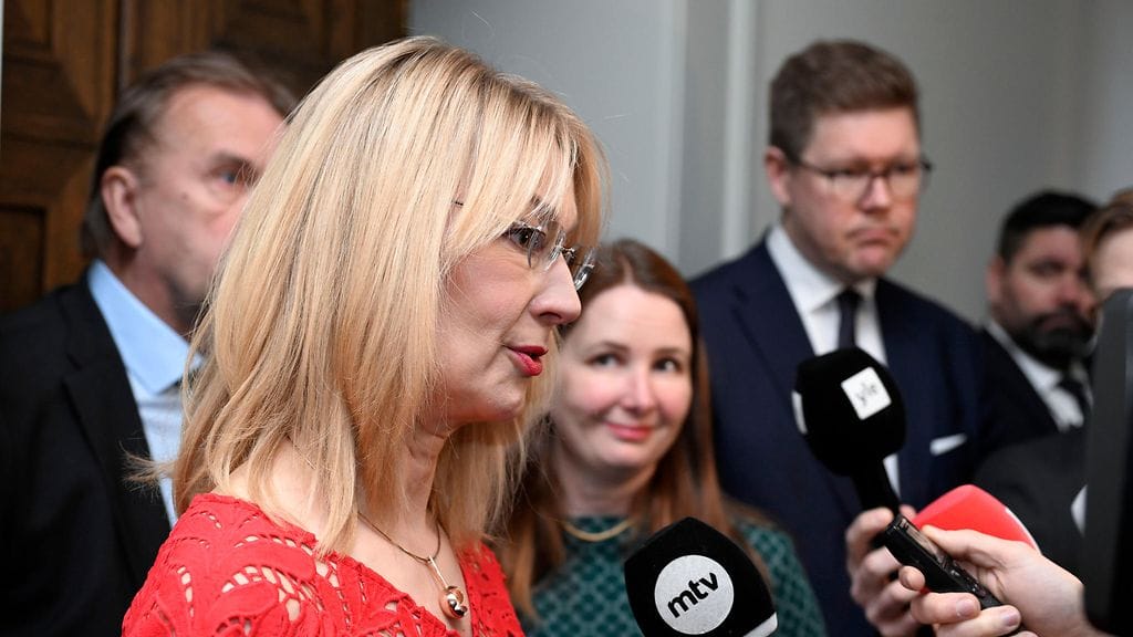 SDP:n eduskuntaryhmän varapuheenjohtajiksi valitut Seppo Eskelinen (vas.) ja Piritta Rantanen (3. vas.) sekä puolueen puheenjohtaja Antti Lindtman kuuntelivat taustalla, kun puheenjohtajaksi valittua Tytti Tuppuraista (edessä) haastateltiin SDP:n eduskuntaryhmän kokouksen jälkeen Helsingissä 3. helmikuuta 2026.