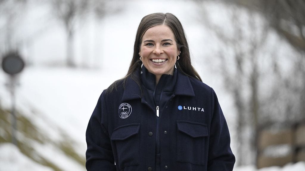 Krista Pärmäkoski Val di Fiemme hotellin yhteydessä