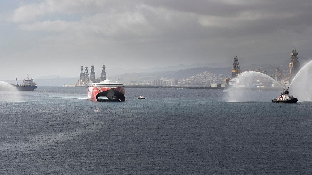 Kuvituskuvassa Volcan de Taidia -pikalaiva saapumassa Nelson Mandela -laituriin Las Palmasissa Gran Canarialla Espanjassa lokakuussa 2021.
