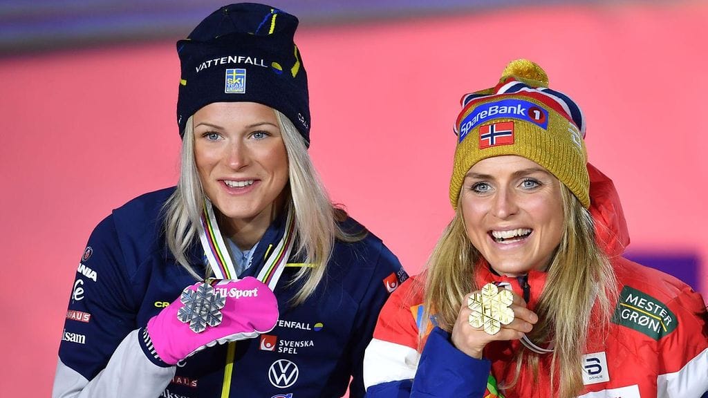 Therese Johaug (kesk.) ja Frida Karlsson viettivät kosteita juhlia Seefeldin MM-kisojen päättäjäisissä.