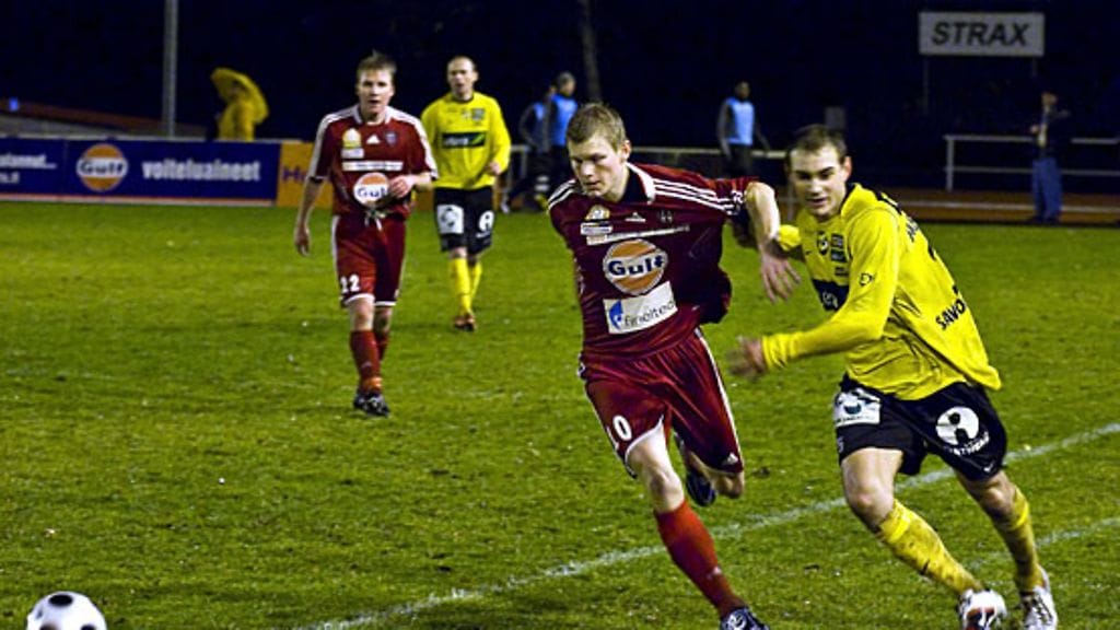 FC Viikinkien Kalle Sorja ja KuPS:n Adrian Webster, kuva: Roope Salonen / Lehtikuva