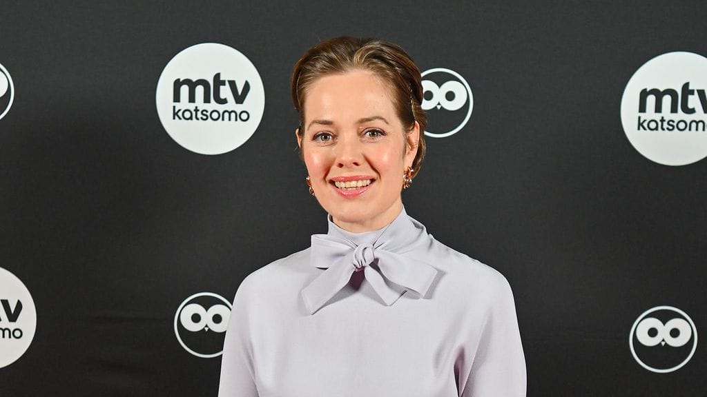 Oona Airola esittää Paulaa L/over – ikuisesti minun -sarjassa. Pian hänet nähdään myös valkokankaalla Kaija Koon roolissa Kaunis rietas onnellinen -elokuvassa.