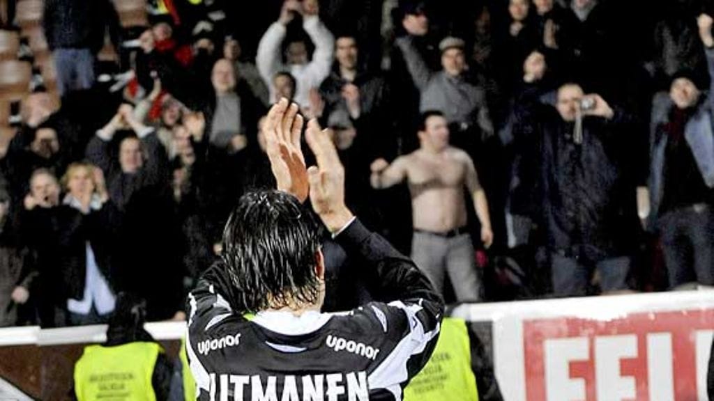 Jari Litmanen kiittää FC Lahden kannattajia (Kuva: Matti Björkman/Lehtikuva)