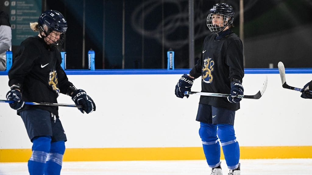 Naisleijonat sai perjantaina enemmän pelaajia kaukaloon.