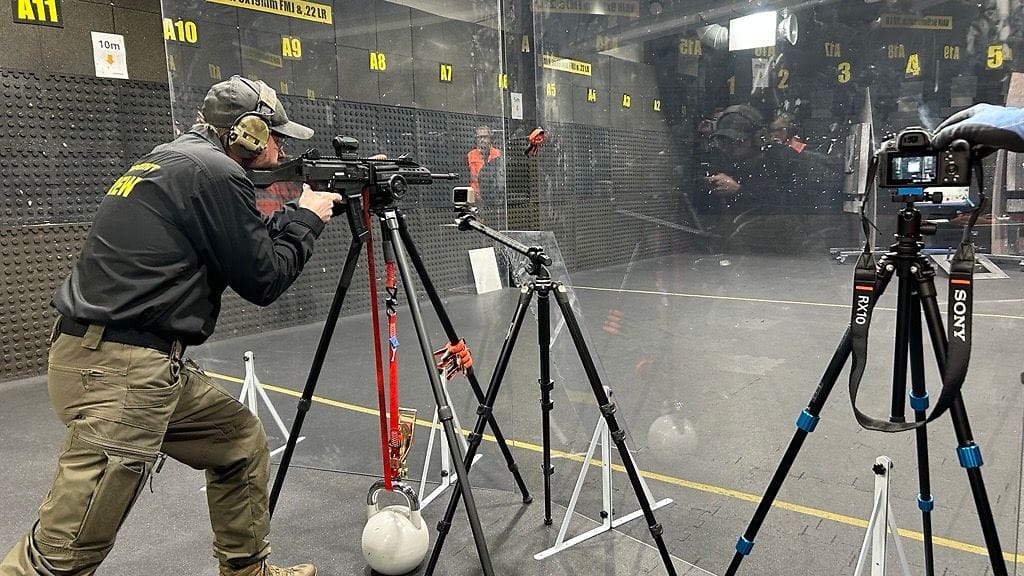 Eurofins Expert Services tekee koeammuntoja luotisuojatuille rakenteille Gunpoint-ampumaradalla.