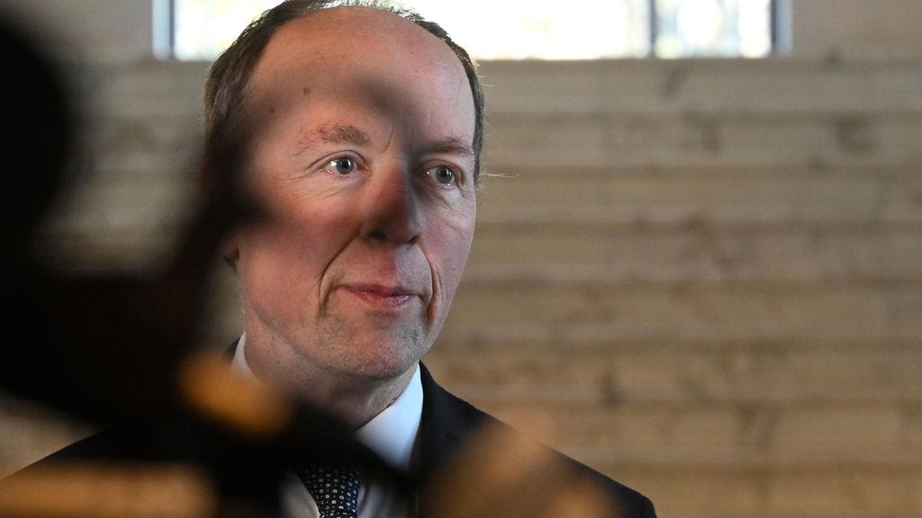 Puhemies Jussi Halla-ahon mukaan nykyisellä järjestelmällä, jossa avustajat toimivat eduskuntaryhmien alaisuudessa, on paljon hyötyjä.