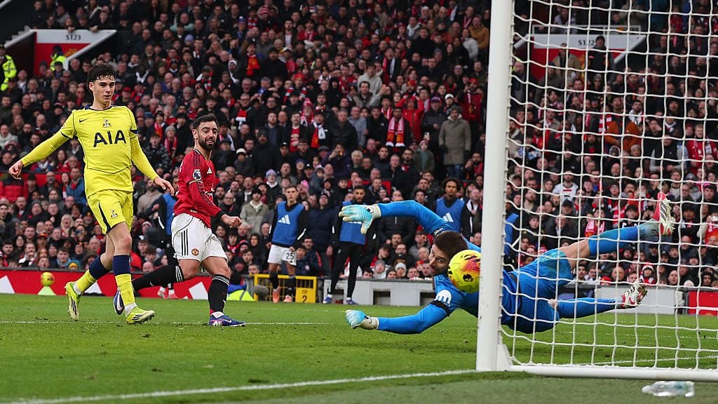 Bruno Fernandes (kesk.) viimeisteli Manchester Unitedille 2–0-voiton Tottenhamista.