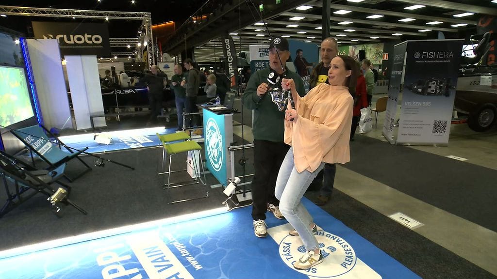 Niina Bäckman testasi kalastussimulaattoria