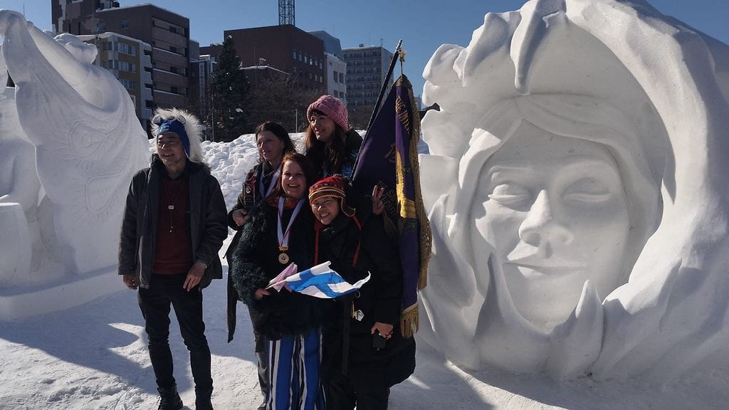 Suomen veistojoukkue Jonna Taikatie, Anna Koivukangas ja Saija Koskelainen. Kuvassa myös Hokkaidon Suomiseuran puheenjohtaja Hideaki Mizumoto ja Chizuru Sarukawa.