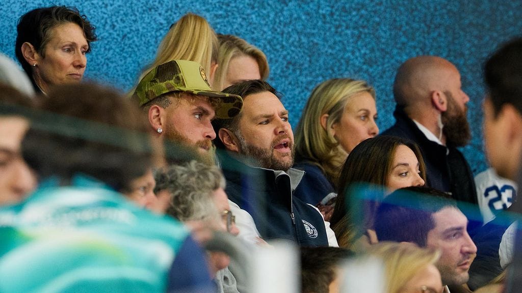 Yhdysvaltain varapresidentti J.D. Vance seurasi USA:n ja Suomen jääkiekko-ottelua yhdessä nyrkkeilijäksi ryhtyneen tubettaja Jake Paulin kanssa.