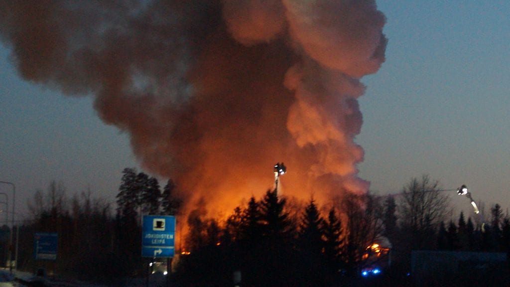 Jokioisten leivän tehdasrakennus on täydessä palon vaiheessa.