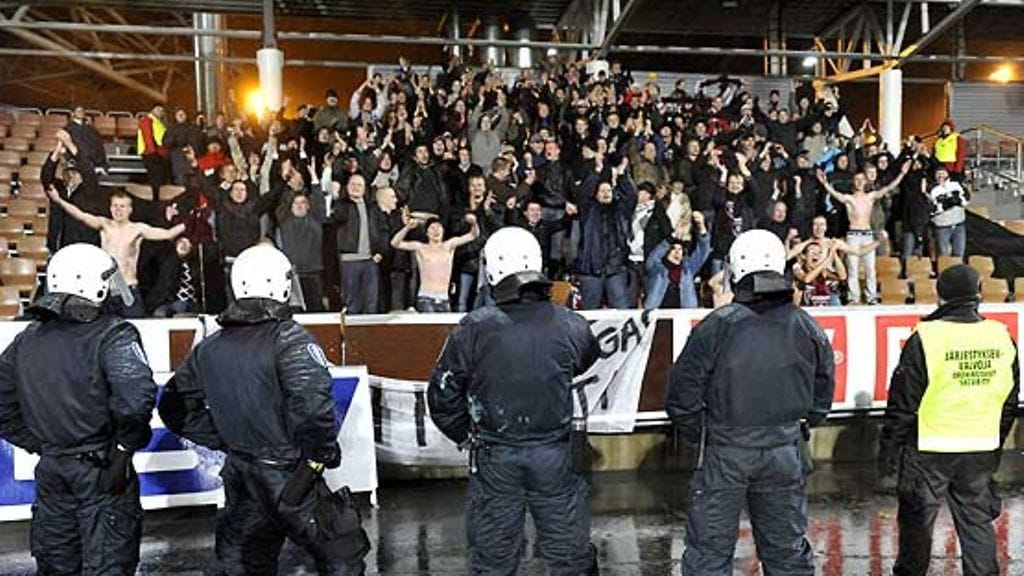Poliisi ja järjestysmiehet vahtivat FC Lahden kannattajia (Kuva: Matti Björkman/Lehtikuva)