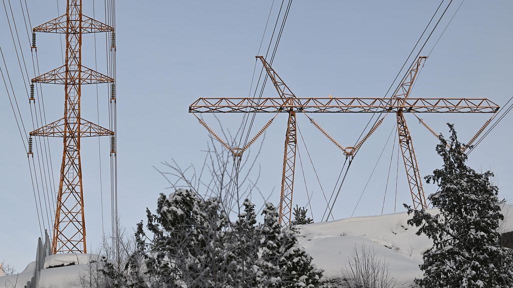 Voimalinjoja Espoossa kylmässä pakkassäässä 8. tammikuuta 2026.