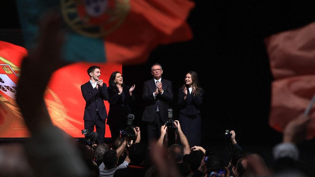 Antonio Jose Seguro lavalla perheensä kanssa Lissabonissa 9. helmikuuta 2026 varhain aamulla toisen kierroksen äänestystulosten julkistamisen jälkeen.